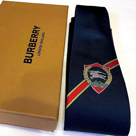 🎁HOLIDAY 24’🎁🔥🆕💯ICONIC BURBERRY HORSEFERRY KNIGHT CREST NAVY MOTIF T… - Picture 8 of 16